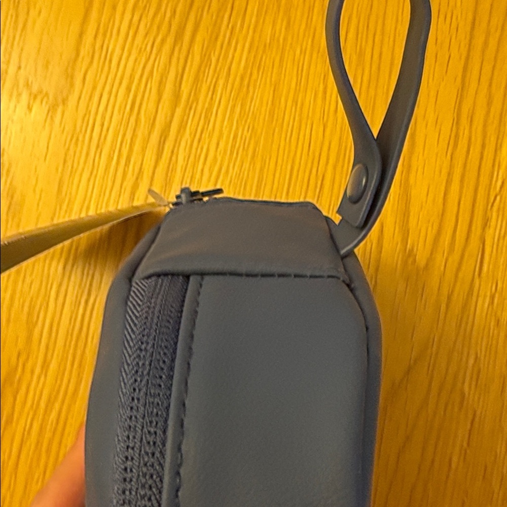 Therabody Navy Carrying Case & Contents - United’s Business Class amenity kit - Picture 5 of 6